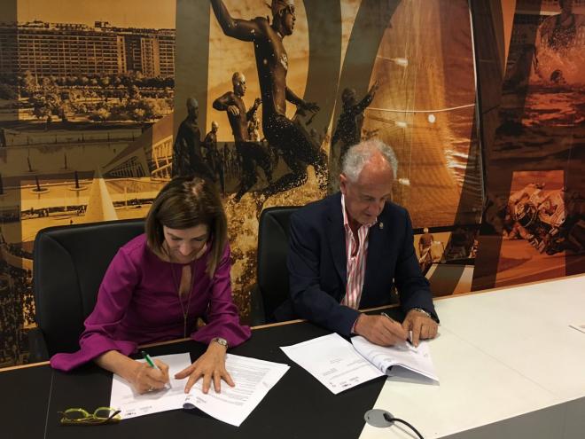 Maite Girau y Paco Borao en la firma del convenio.