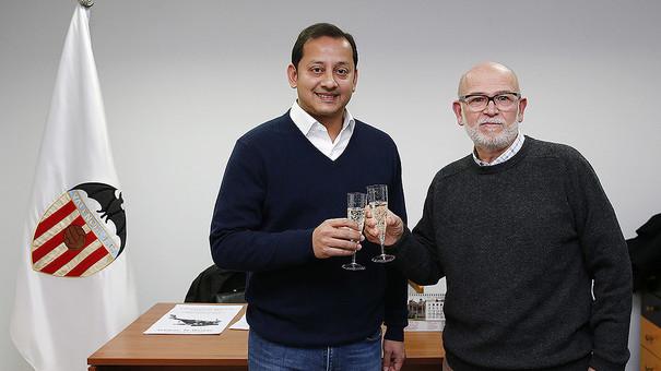 Anil Murthy con el presidente de la APAVCF. (Foto: Lázaro de la Peña / Valencia CF)