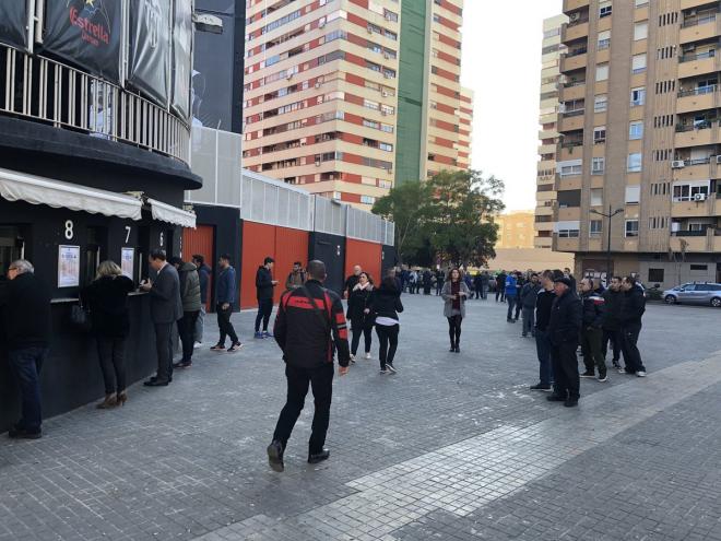 Colas esta mañana en taquillas para comprar entradas para la Copa. (Foto: PV Facebook)