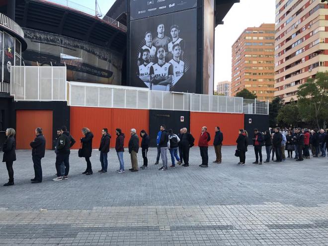 Cola de aficionados en las taquillas de Mestalla. (Foto: PV Facebook)