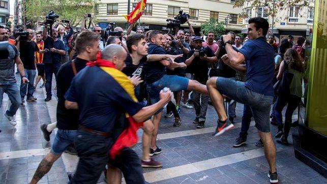 Un momento de los altercados del 9 d'Octubre. (Foto: EFE)