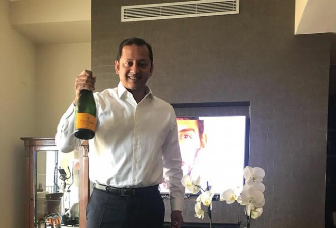 Anil Murthy celebra la clasificación para Champions.