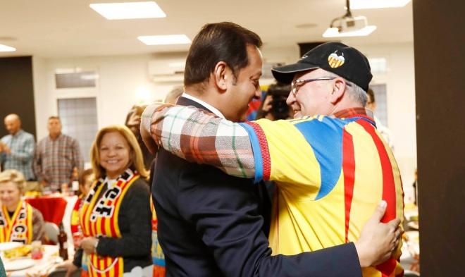Anil se abraza a un aficionado el día del derbi. (Foto: Lázaro de la Peña / Valencia CF)