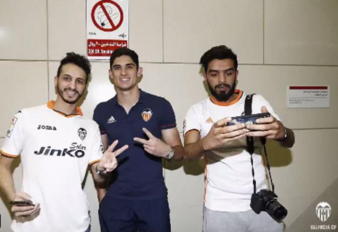 Guedes con aficionados árabes.(Foto: Valencia CF)