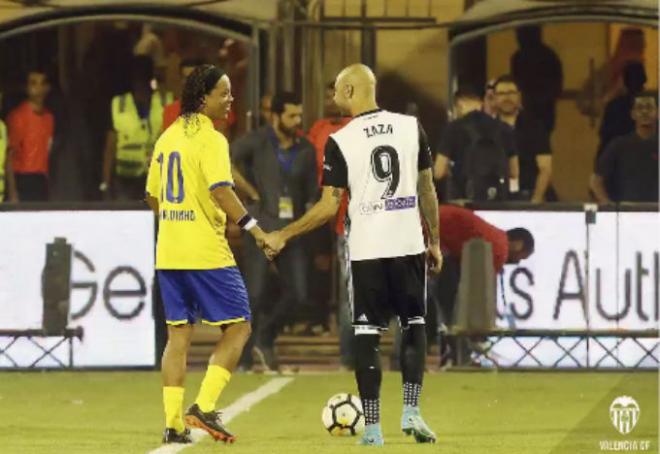 Zaza y Ronaldinho chocan la mano. (Foto: Valencia CF)