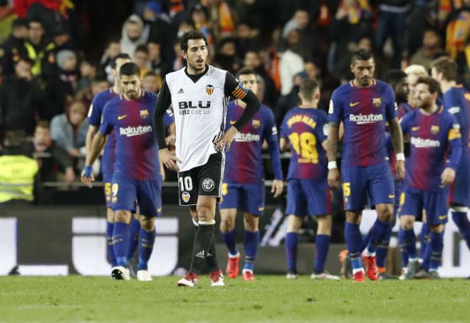 Parejo se lamenta tras los goles del Barça.