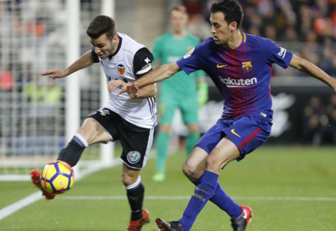 Gayà contra Busquets en el Valencia CF-FC Barcelona.