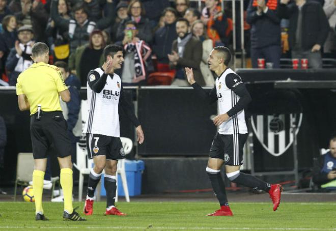 Guedes celebra con Rodrigo uno de sus goles.