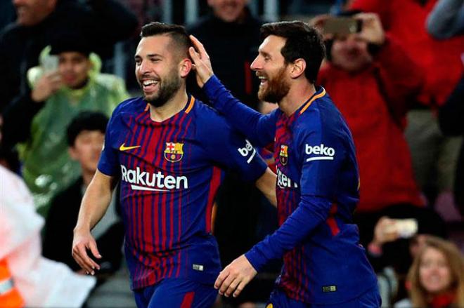 Alba y Messi celebran un gol.