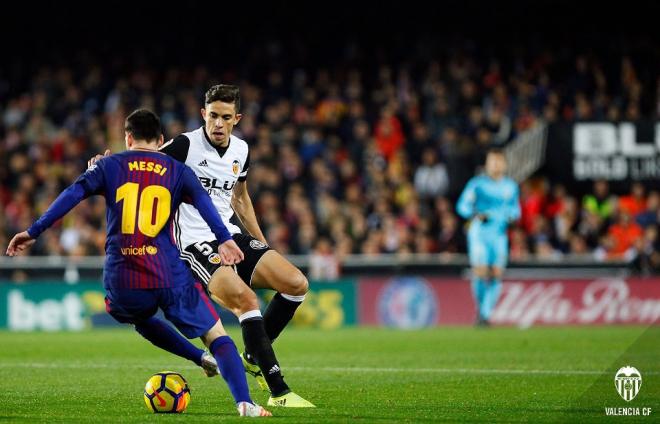 Paulista y Messi en el último Valencia-Barcelona disputado en Mestalla. (Foto: Valencia CF)