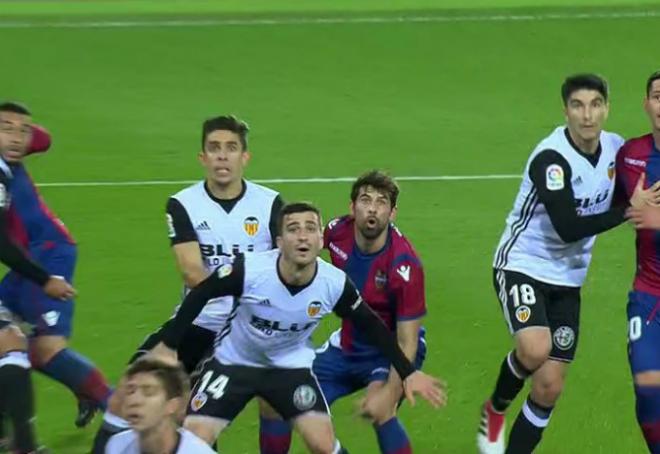 El Valencia CF encaja la mitad de sus goles tras centro lateral.
