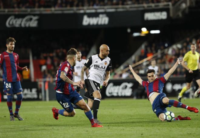 Simone Zaza 'forzó' el penalti de Róber Pier que supuso el 3-1 en el Valencia-Levante (Iranzo / González).