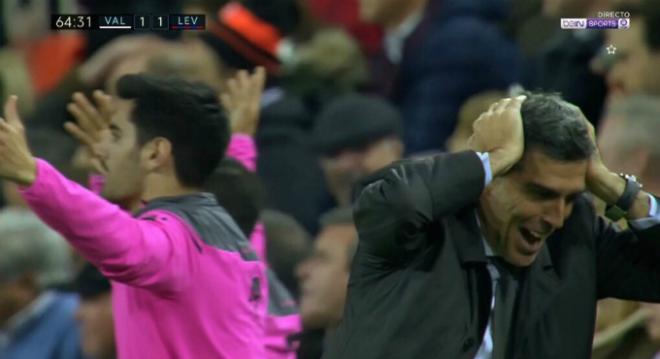 Chema clama mientras Muñiz se desespera tras el gol anulado a Coke en el Valencia-Levante.