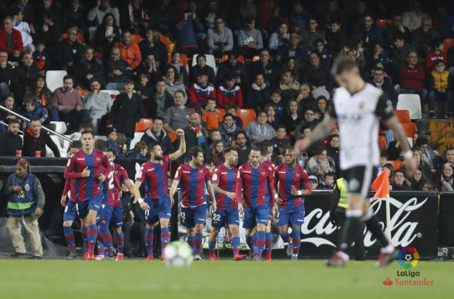 Los futbolistas del Levante UD celebran el gol de Postigo ante el Valencia (LaLiga).