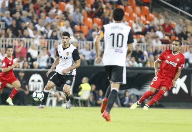 Guedes controla el balón ante el Sevilla. (Foto: David González)