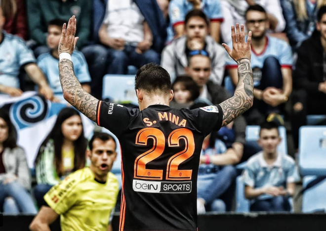 Santi Mina pide perdón tras marcar el 0-1. (Foto: Valencia CF)