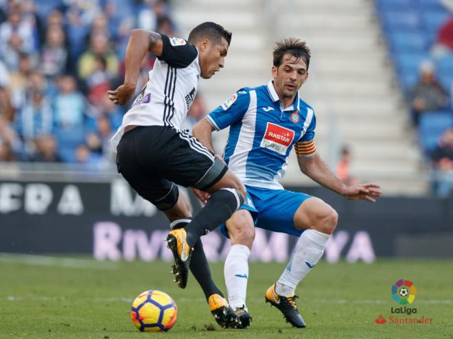 Murillo controla un balón en el partido de su lesión (Foto: La Liga)