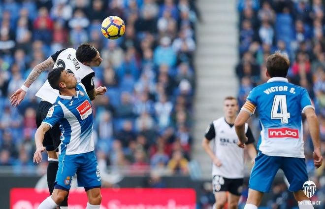 S. Mina lucha un balón ante el Espanyol (Foto: Valenciacf)