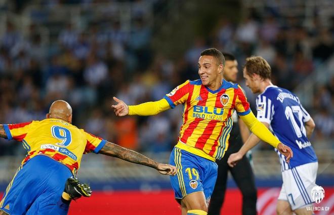Rodrigo celebra un gol el año pasado en Anoeta. (Foto: Valencia CF)