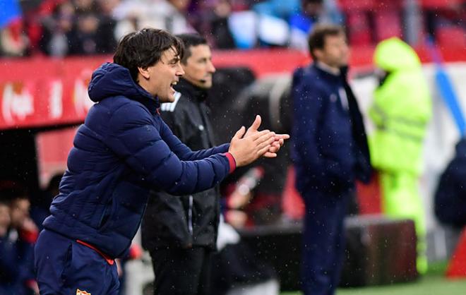 Montella en la banda del Sánchez Pizjuán (Foto: Kiko Hurtado)