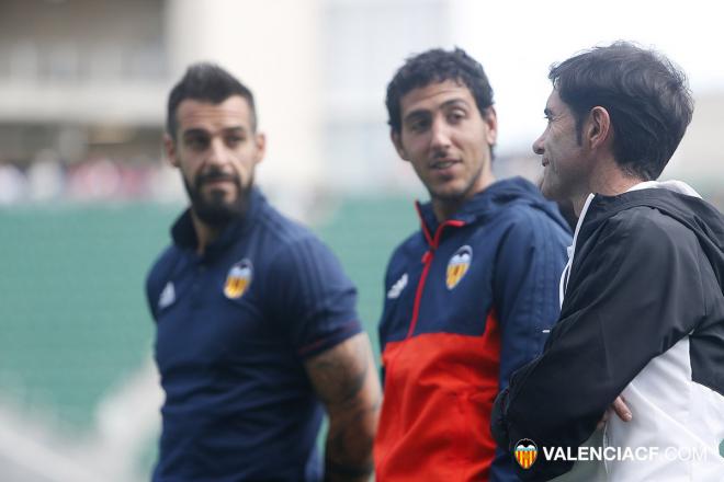 Parejo y Negredo escuchan a Marcelino (Foto: Valencia CF).