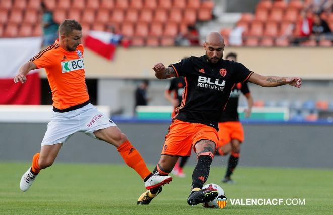 El italiano controla un balón. (Foto: Lázaro de la Peña / Valencia CF)