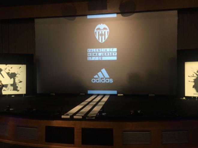 En el auditorio Mar Rojo tiene lugar la presentación del nuevo equipaje del Valencia 2017-18.