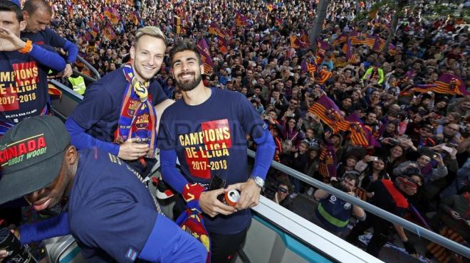 André Gomes celebra el título de Liga... y el Valencia también. (Foto: FC Barcelona)