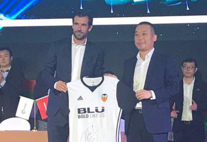 Albelda representa al Valencia CF en Hong Kong.