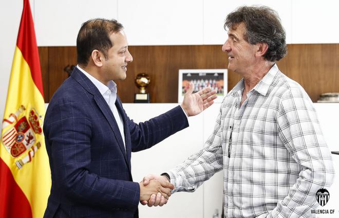 Anil Murthy y Kempes se citaron hoy en las oficinas del Valencia. (Foto: Valencia CF)