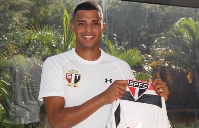 Aderllan Santos posa con su nueva camiseta (Foto: Sao Paulo).