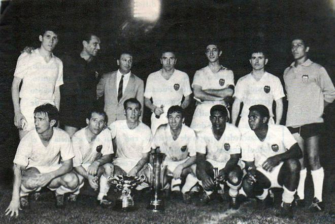 El primer equipo del Valencia que campeonó en Europa.  (Foto: Web Valencia CF)