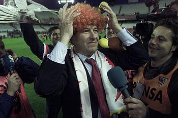 Jaume Ortí no dudó en lucir la peluca naranja para celebrar los títulos de su Valencia CF.