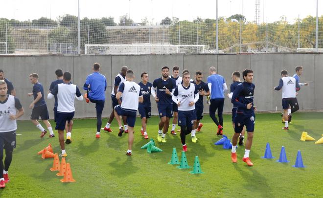 El equipo calienta antes del entreno. (Foto: A.Iranzo)