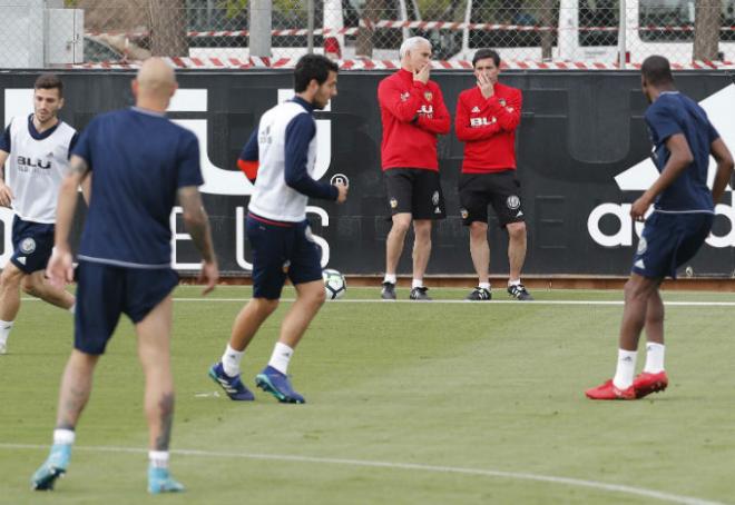 Marcelino charla con su segundo en el entreno de este martes. (Foto: David González)