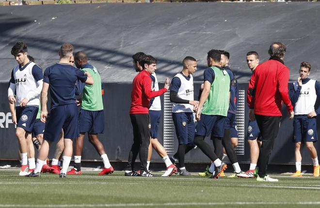 Marcelino explica en el último entrenamiento.