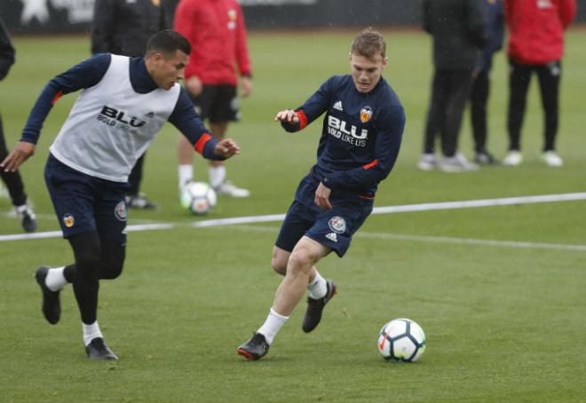 Murillo defiende a Lato en un entrenamiento.