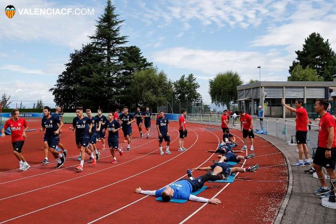 Así son los ejercicios que hace la plantilla (Foto: Valencia CF).