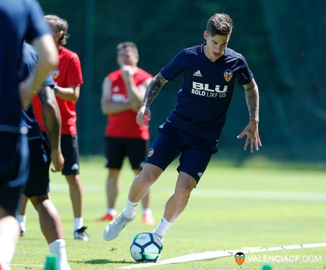 El gallego en la concentración en Francia. (Foto: Valencia CF)