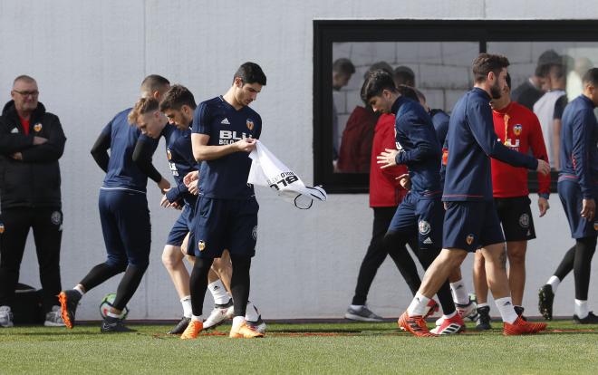 Guedes con un peto en un entrenamiento. (Foto: Alberto Iranzo)