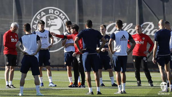 El equipo en un entrenamiento. (Foto: Valencia CF)