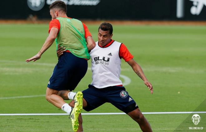 El colombiano agarra a Rober. (Foto: Lázaro de la Peña / Valencia CF)