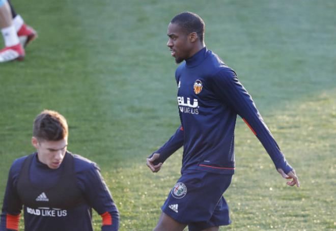 Kondogbia volvió a entrenarse con el Valencia (Foto: Alberto Iranzo).