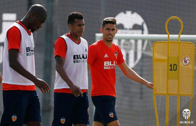 Garay fue el único ausente en una sesión en la que Paulista sólo hizo parte del trabajo. (Foto: Lázaro de la Peña / Valencia CF)