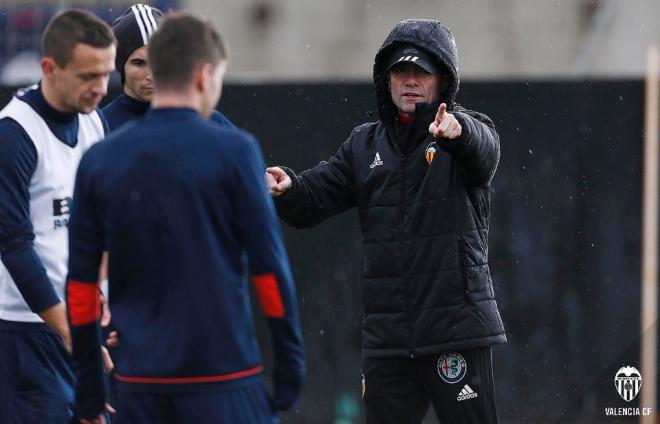 Marcelino entrena bajo la lluvia (Foto: Valencia CF).