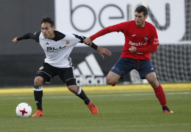 Damian Petcoff en el choque. (Foto: Valencia CF)
