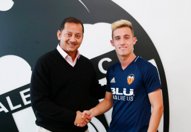 Álex Blanco junto a Anil Murthy en la oficialización de su renovación. (Foto: Valencia CF)