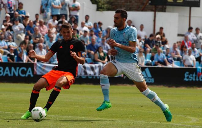 Charlie Dean, en la eliminatoria contra el Celta B.