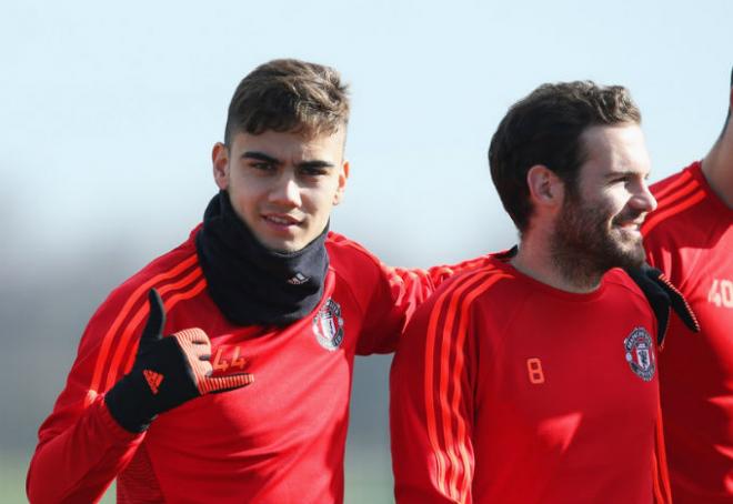El brasileño con Juan Mata.