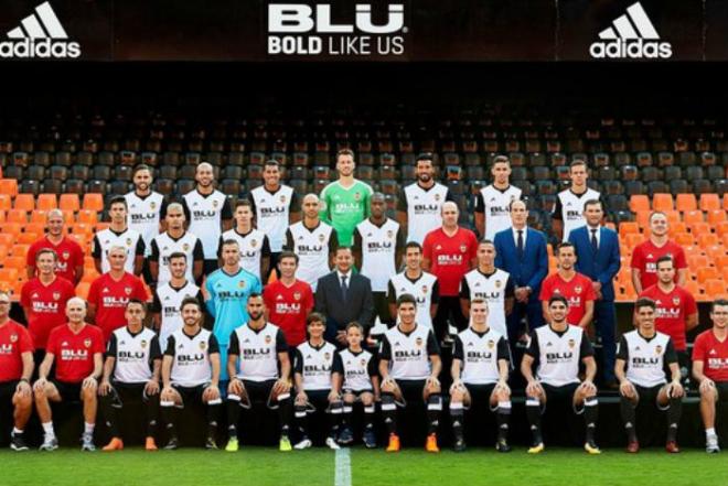 El equipo posa en Mestalla (Foto: Valencia CF).